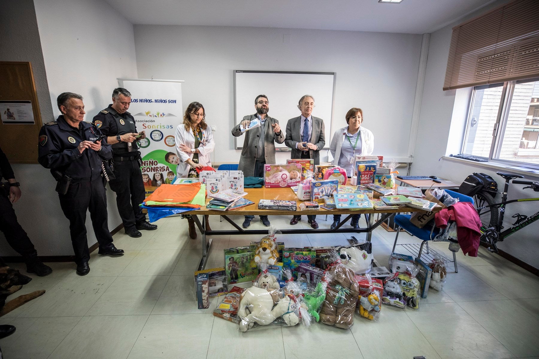 Agentes de Policía Local y Nacional, Guardia Civil, Bomberos, Protección Civil, Agentes Medioambientales e Infoca y Ejercito de Aire y Tierra y personal de Emergencias participan en esta actividad promovida por la Asociación Sonrisas