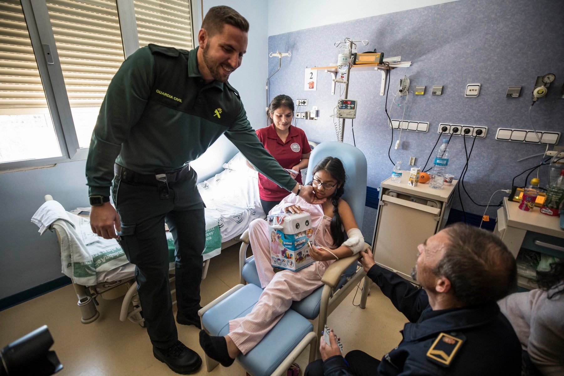 Agentes de Policía Local y Nacional, Guardia Civil, Bomberos, Protección Civil, Agentes Medioambientales e Infoca y Ejercito de Aire y Tierra y personal de Emergencias participan en esta actividad promovida por la Asociación Sonrisas
