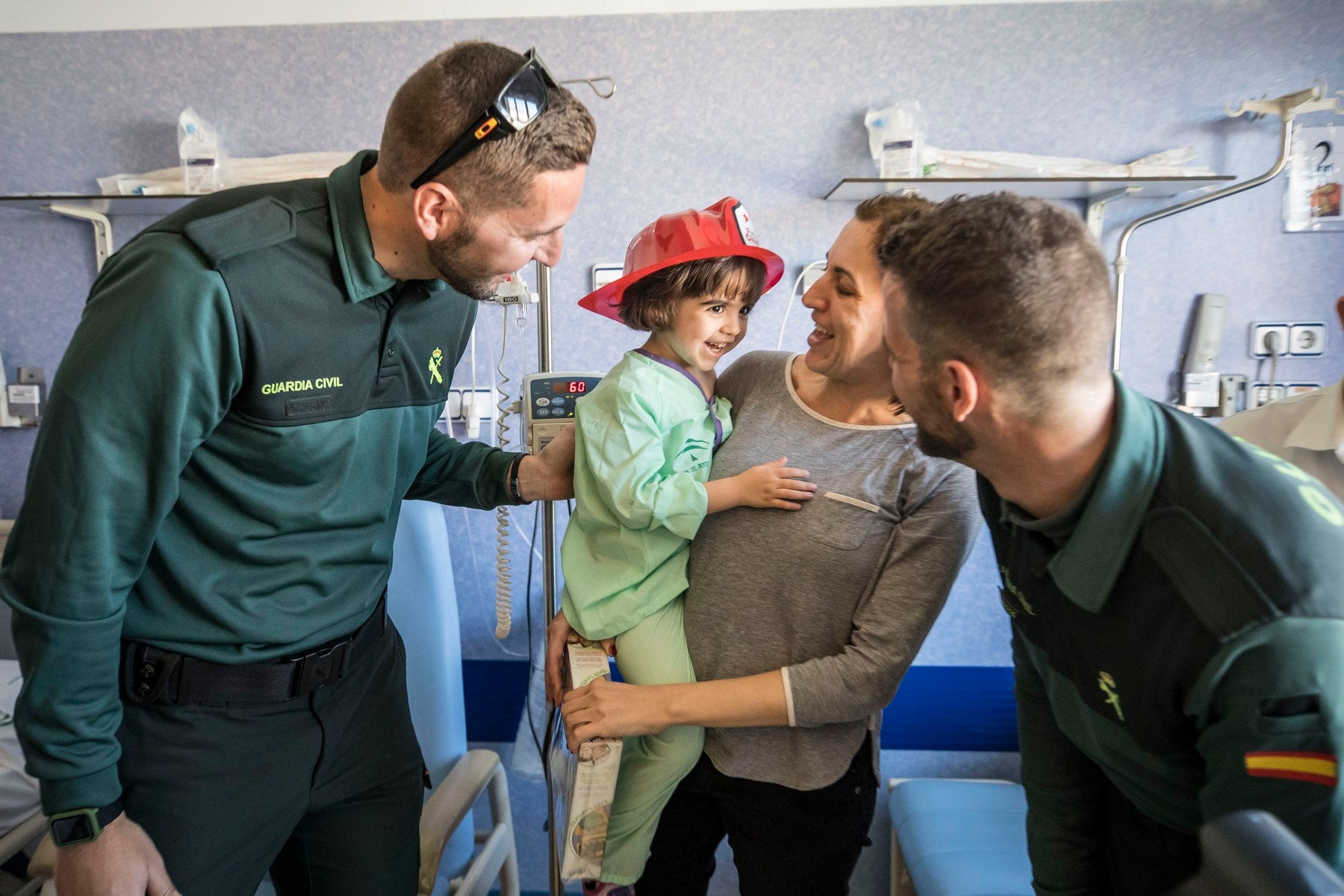 Agentes de Policía Local y Nacional, Guardia Civil, Bomberos, Protección Civil, Agentes Medioambientales e Infoca y Ejercito de Aire y Tierra y personal de Emergencias participan en esta actividad promovida por la Asociación Sonrisas