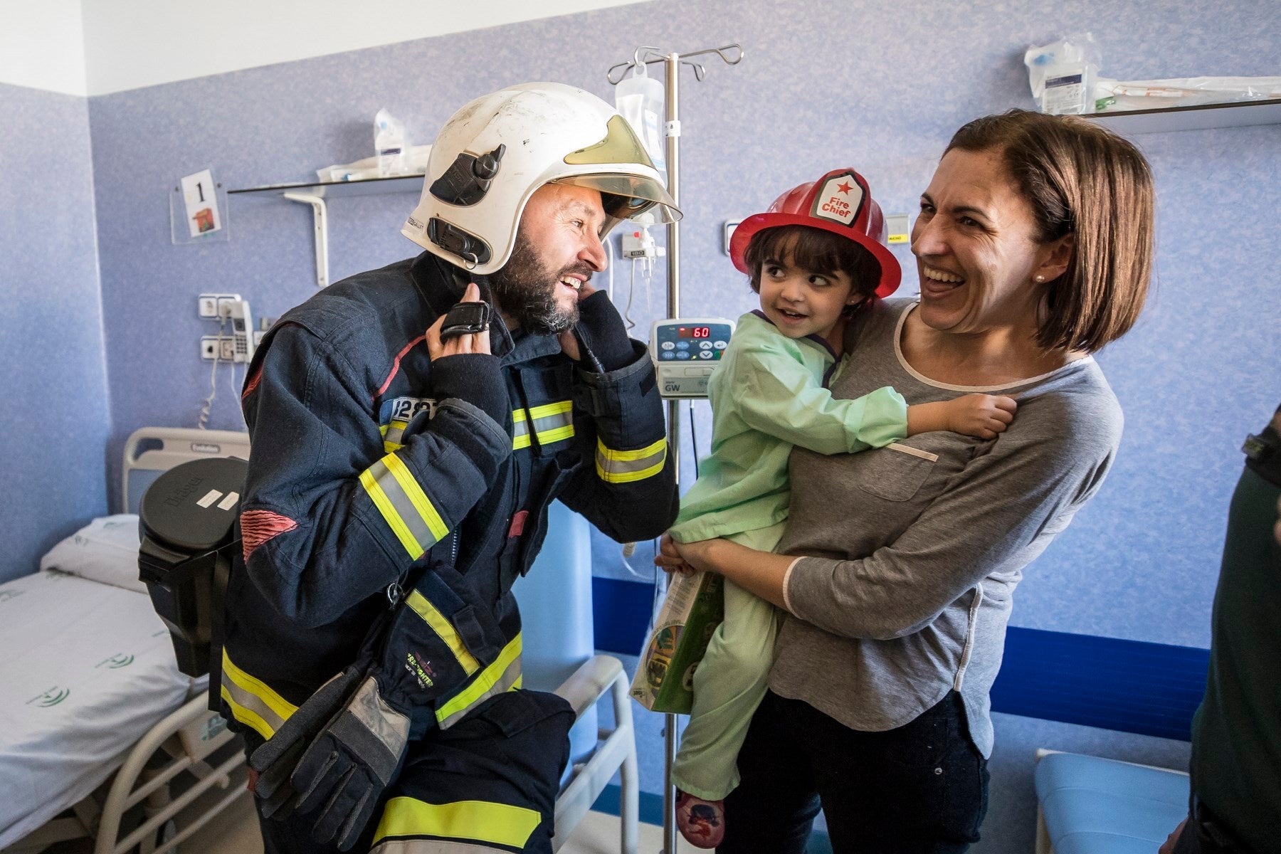 Agentes de Policía Local y Nacional, Guardia Civil, Bomberos, Protección Civil, Agentes Medioambientales e Infoca y Ejercito de Aire y Tierra y personal de Emergencias participan en esta actividad promovida por la Asociación Sonrisas
