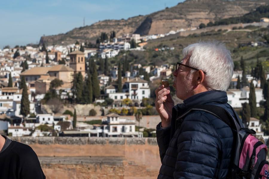 Algunos años el Día de Andalucía se ha celebrado bajo un manto blanco. La nieves este febrero de 2019 se divisa de lejos en Sierra Nevada con un sol de justicia y temepraturas de lo más cálidas para esta época de la año.