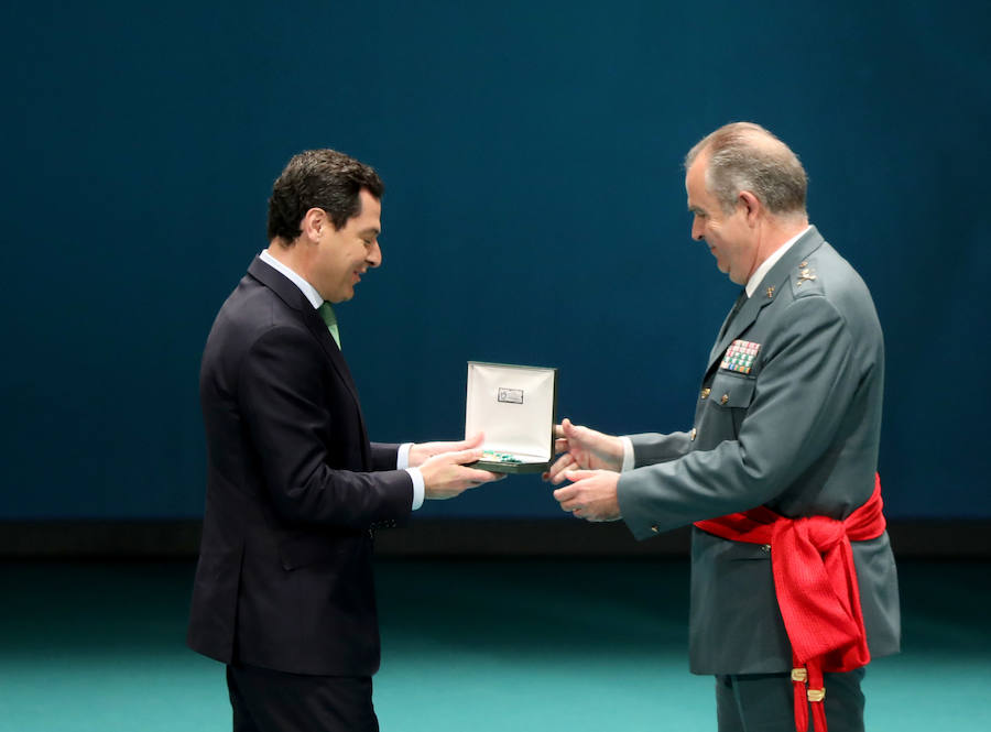 Moreno y Bosquet entregan el título de hijo predilecto al empresario almeriensa Martínez-Cosentino y las medallas al músico granadino Heras-Casado, la cantante Pastora Soler y la actriz Inma Cuesta