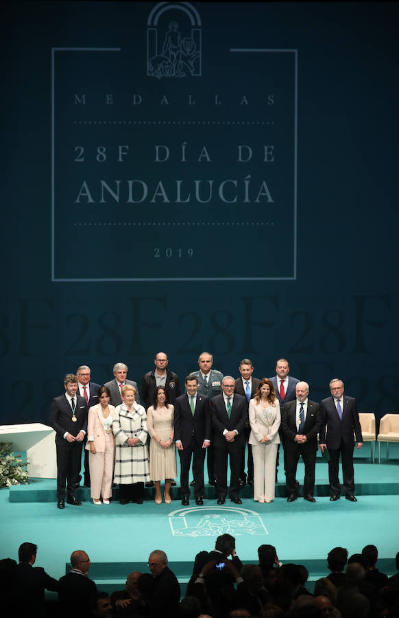 Moreno y Bosquet entregan el título de hijo predilecto al empresario almeriensa Martínez-Cosentino y las medallas al músico granadino Heras-Casado, la cantante Pastora Soler y la actriz Inma Cuesta