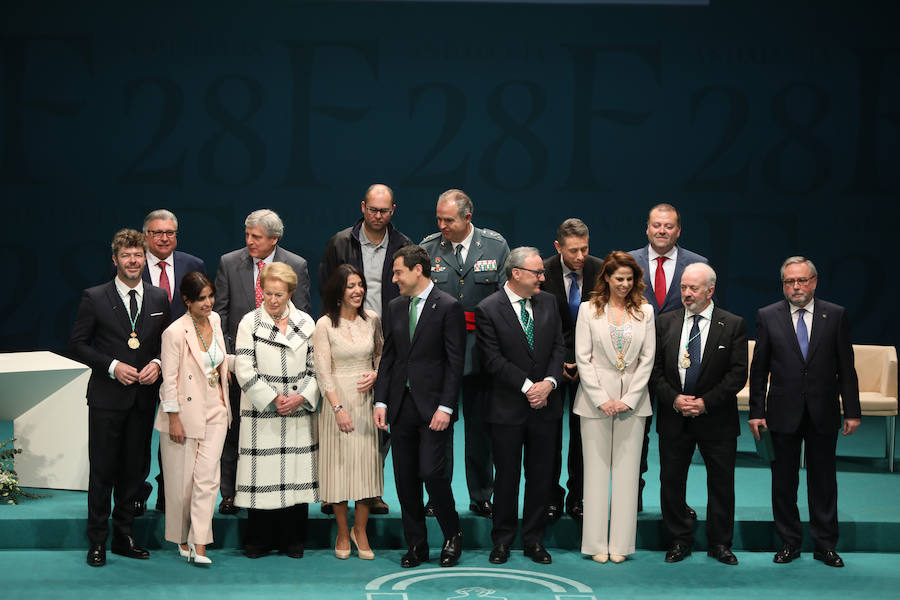 Moreno y Bosquet entregan el título de hijo predilecto al empresario almeriensa Martínez-Cosentino y las medallas al músico granadino Heras-Casado, la cantante Pastora Soler y la actriz Inma Cuesta