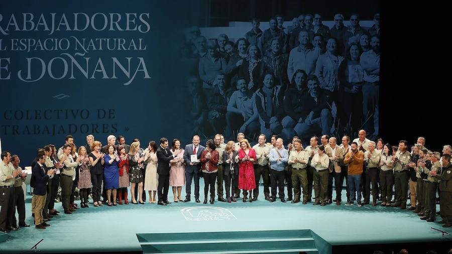 Moreno y Bosquet entregan el título de hijo predilecto al empresario almeriensa Martínez-Cosentino y las medallas al músico granadino Heras-Casado, la cantante Pastora Soler y la actriz Inma Cuesta