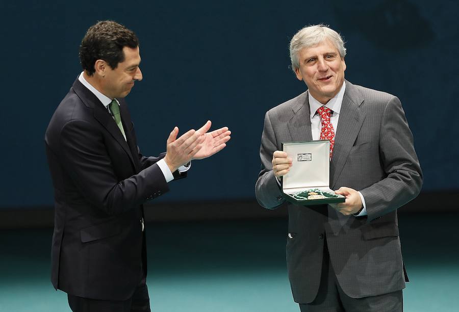 Moreno y Bosquet entregan el título de hijo predilecto al empresario almeriensa Martínez-Cosentino y las medallas al músico granadino Heras-Casado, la cantante Pastora Soler y la actriz Inma Cuesta