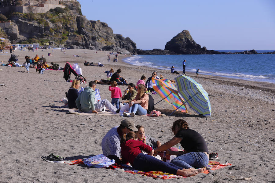 Granadinos y visitantes disfrutando de la jornada festiva en la playa en Almuñécar. 