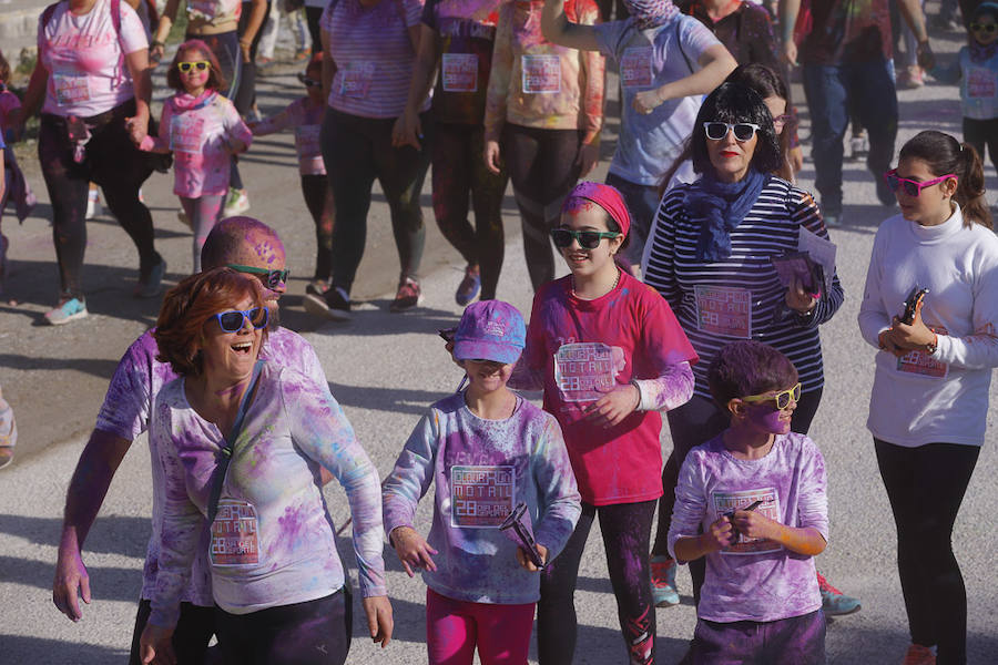 Han sido muchas las familias con niños que se han animado así a empezar el Día de Andalucía corriendo entre polvos de colores. En total, más de 4.000 personas