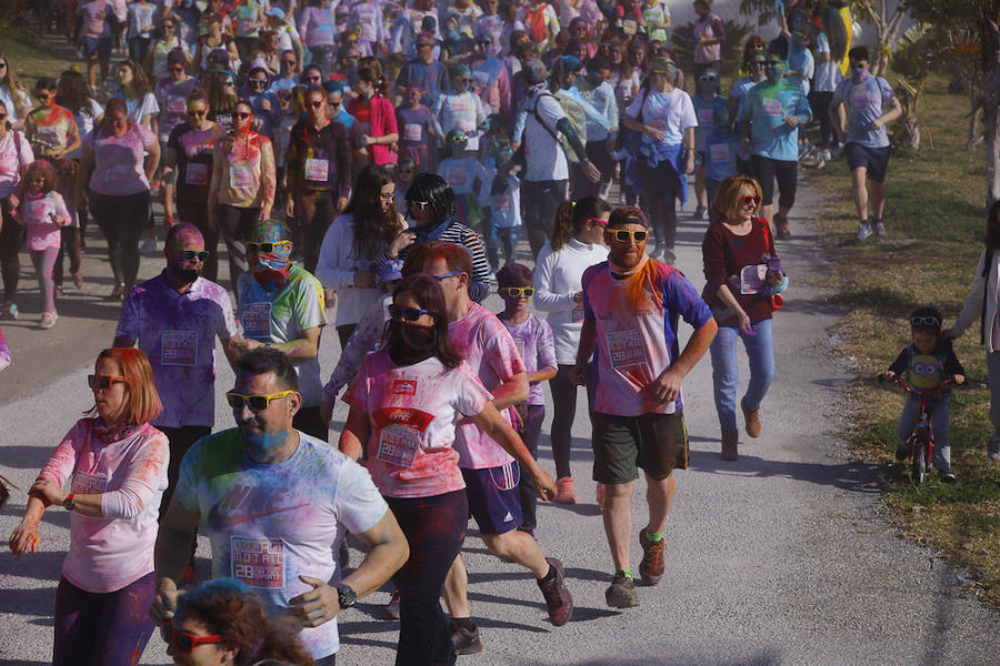 Han sido muchas las familias con niños que se han animado así a empezar el Día de Andalucía corriendo entre polvos de colores. En total, más de 4.000 personas