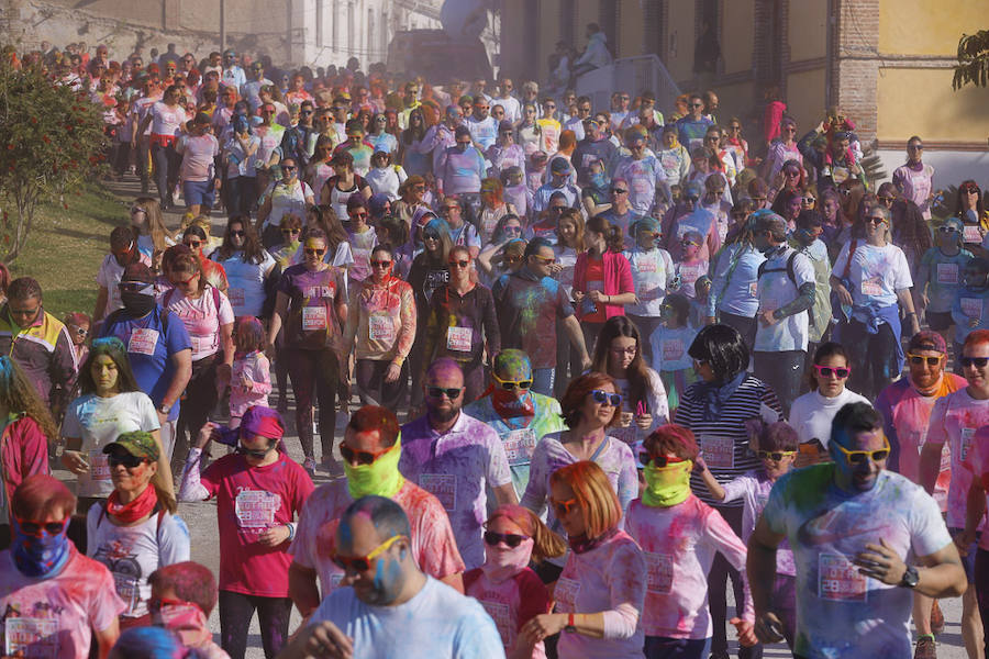 Han sido muchas las familias con niños que se han animado así a empezar el Día de Andalucía corriendo entre polvos de colores. En total, más de 4.000 personas