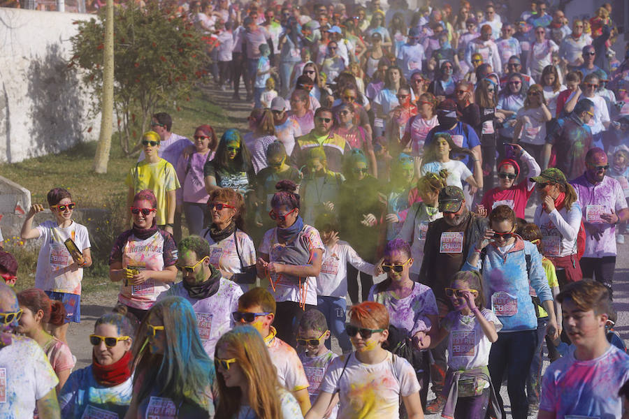 Han sido muchas las familias con niños que se han animado así a empezar el Día de Andalucía corriendo entre polvos de colores. En total, más de 4.000 personas