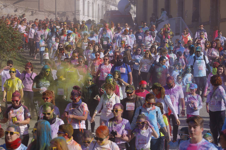 Han sido muchas las familias con niños que se han animado así a empezar el Día de Andalucía corriendo entre polvos de colores. En total, más de 4.000 personas