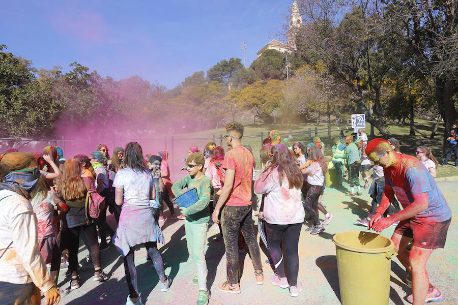 Han sido muchas las familias con niños que se han animado así a empezar el Día de Andalucía corriendo entre polvos de colores. En total, más de 4.000 personas