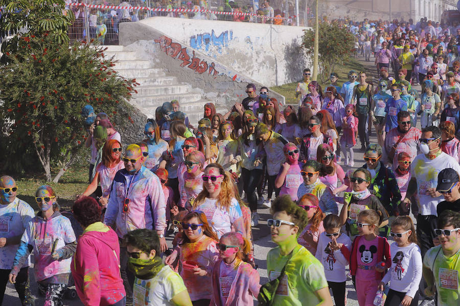 Han sido muchas las familias con niños que se han animado así a empezar el Día de Andalucía corriendo entre polvos de colores. En total, más de 4.000 personas