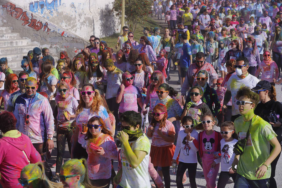 Han sido muchas las familias con niños que se han animado así a empezar el Día de Andalucía corriendo entre polvos de colores. En total, más de 4.000 personas