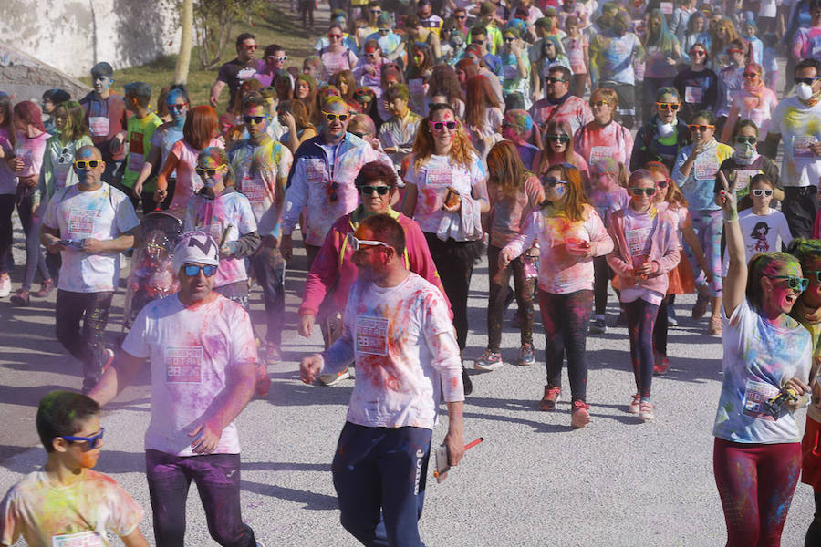 Han sido muchas las familias con niños que se han animado así a empezar el Día de Andalucía corriendo entre polvos de colores. En total, más de 4.000 personas