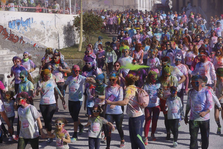 Han sido muchas las familias con niños que se han animado así a empezar el Día de Andalucía corriendo entre polvos de colores. En total, más de 4.000 personas