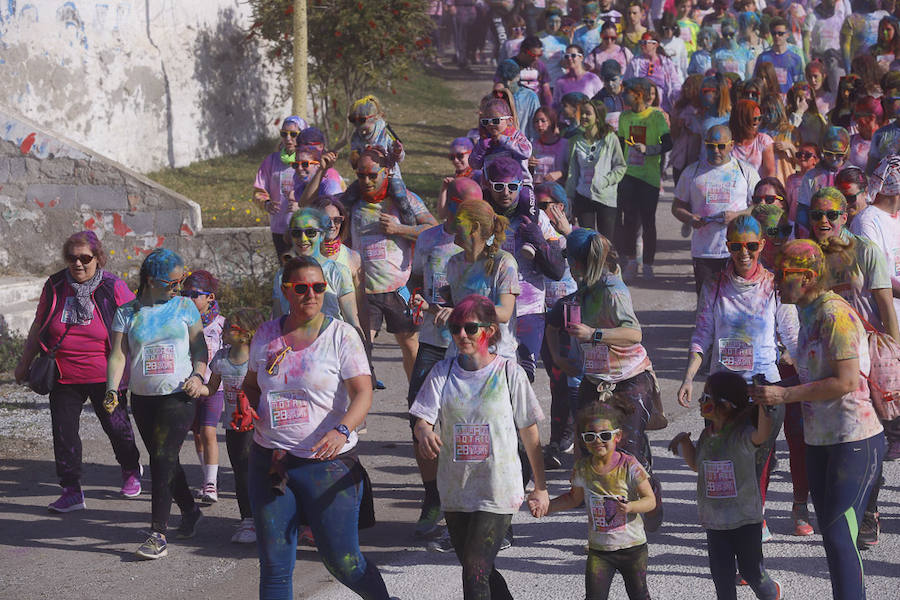 Han sido muchas las familias con niños que se han animado así a empezar el Día de Andalucía corriendo entre polvos de colores. En total, más de 4.000 personas