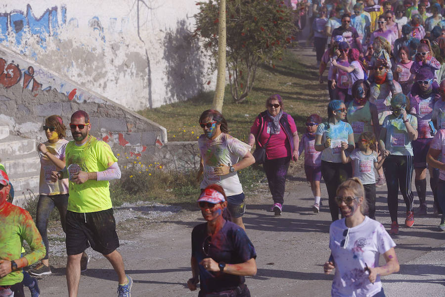 Han sido muchas las familias con niños que se han animado así a empezar el Día de Andalucía corriendo entre polvos de colores. En total, más de 4.000 personas