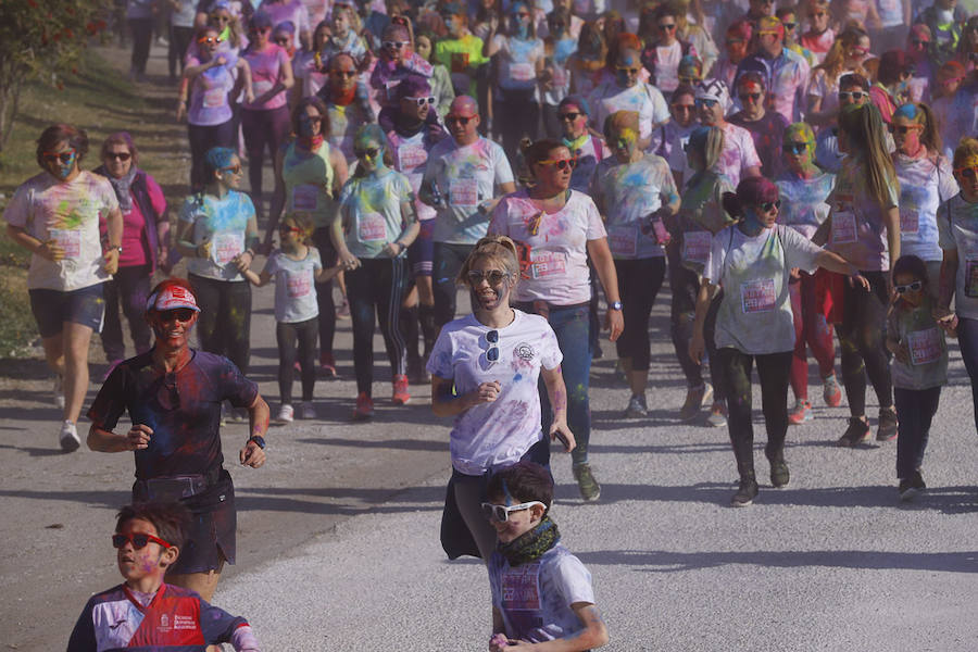 Han sido muchas las familias con niños que se han animado así a empezar el Día de Andalucía corriendo entre polvos de colores. En total, más de 4.000 personas