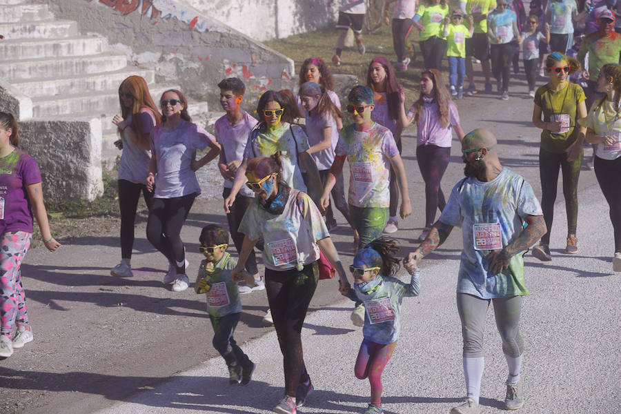 Han sido muchas las familias con niños que se han animado así a empezar el Día de Andalucía corriendo entre polvos de colores. En total, más de 4.000 personas