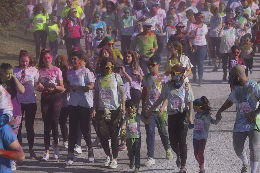 Han sido muchas las familias con niños que se han animado así a empezar el Día de Andalucía corriendo entre polvos de colores. En total, más de 4.000 personas