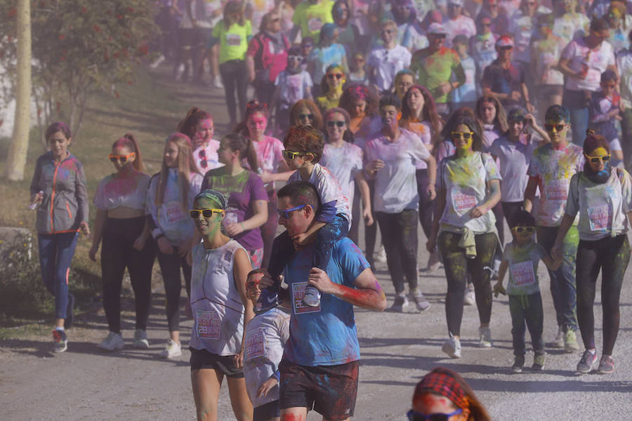 Han sido muchas las familias con niños que se han animado así a empezar el Día de Andalucía corriendo entre polvos de colores. En total, más de 4.000 personas