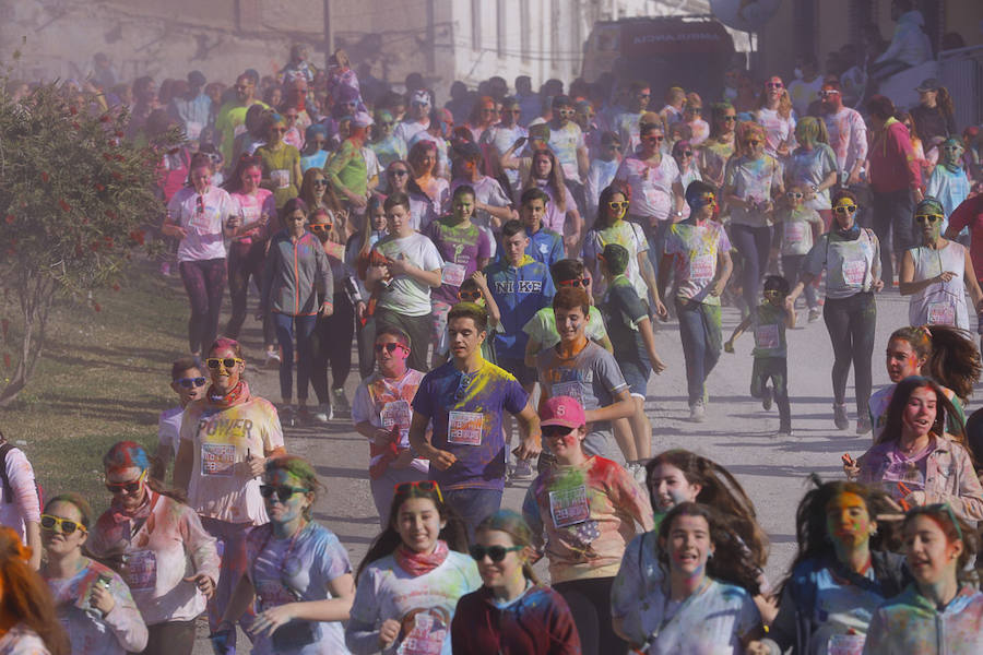 Han sido muchas las familias con niños que se han animado así a empezar el Día de Andalucía corriendo entre polvos de colores. En total, más de 4.000 personas