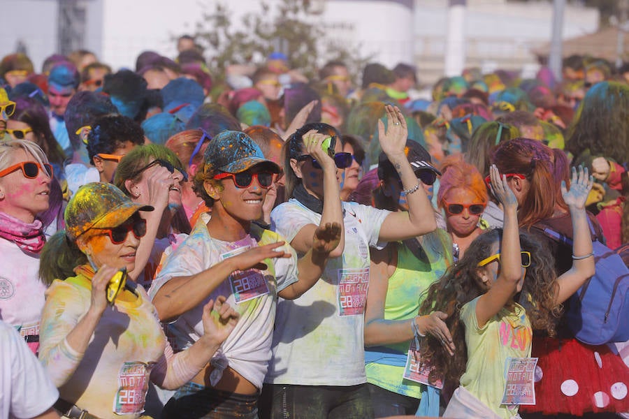 Han sido muchas las familias con niños que se han animado así a empezar el Día de Andalucía corriendo entre polvos de colores. En total, más de 4.000 personas