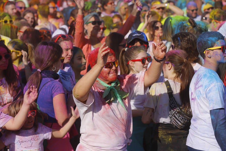 Han sido muchas las familias con niños que se han animado así a empezar el Día de Andalucía corriendo entre polvos de colores. En total, más de 4.000 personas