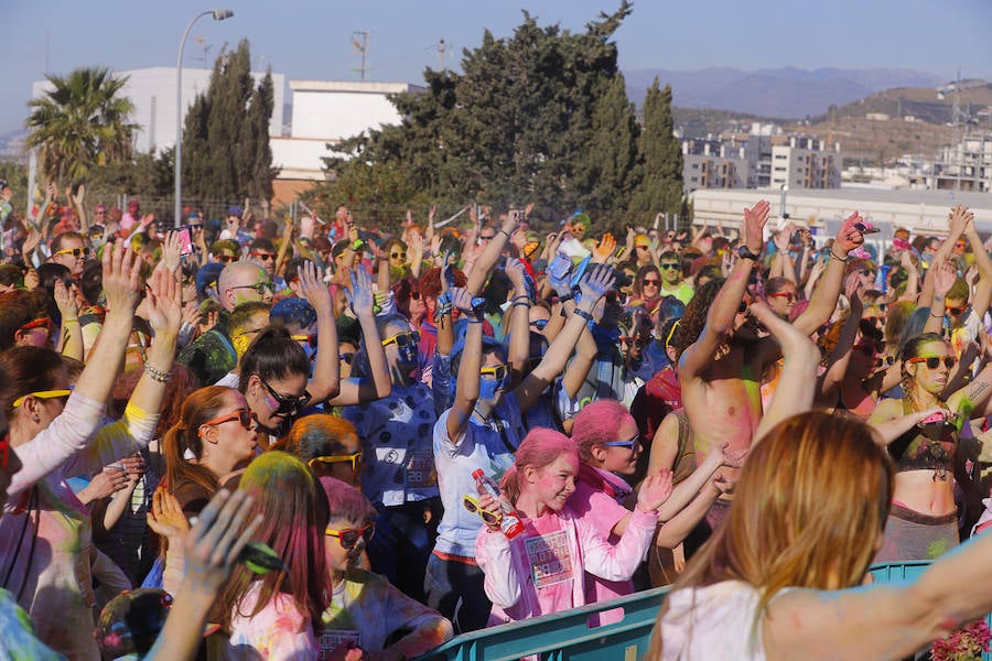 Han sido muchas las familias con niños que se han animado así a empezar el Día de Andalucía corriendo entre polvos de colores. En total, más de 4.000 personas