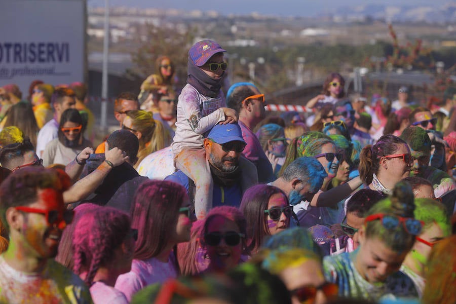 Han sido muchas las familias con niños que se han animado así a empezar el Día de Andalucía corriendo entre polvos de colores. En total, más de 4.000 personas