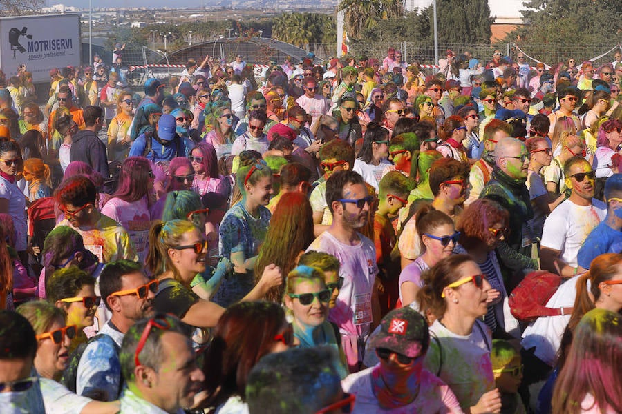 Han sido muchas las familias con niños que se han animado así a empezar el Día de Andalucía corriendo entre polvos de colores. En total, más de 4.000 personas