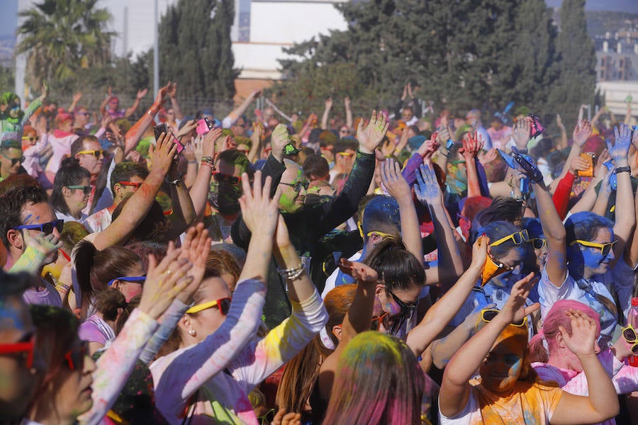 Han sido muchas las familias con niños que se han animado así a empezar el Día de Andalucía corriendo entre polvos de colores. En total, más de 4.000 personas