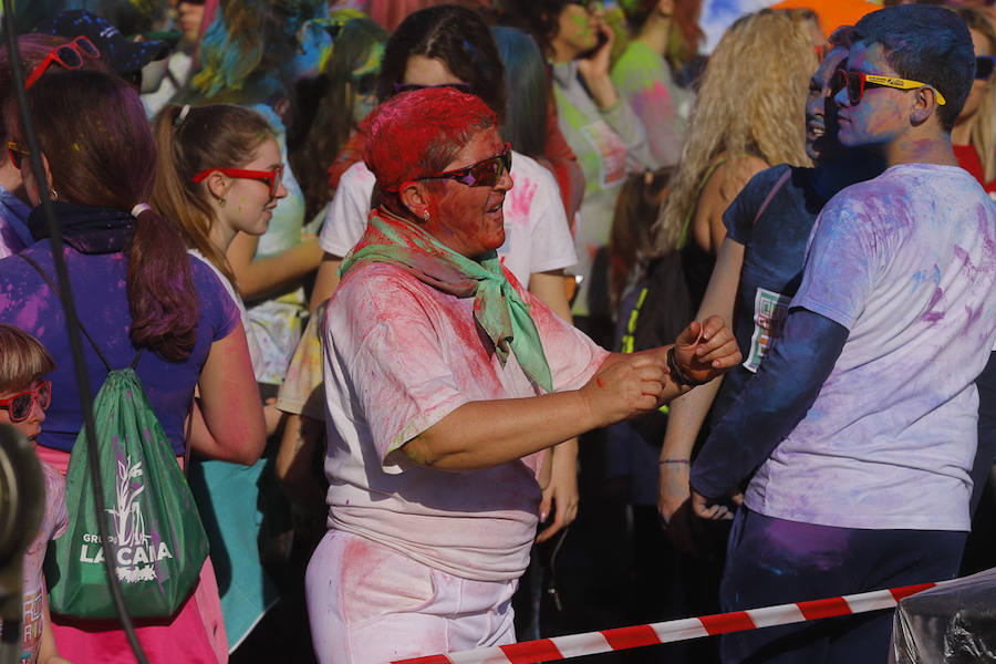 Han sido muchas las familias con niños que se han animado así a empezar el Día de Andalucía corriendo entre polvos de colores. En total, más de 4.000 personas