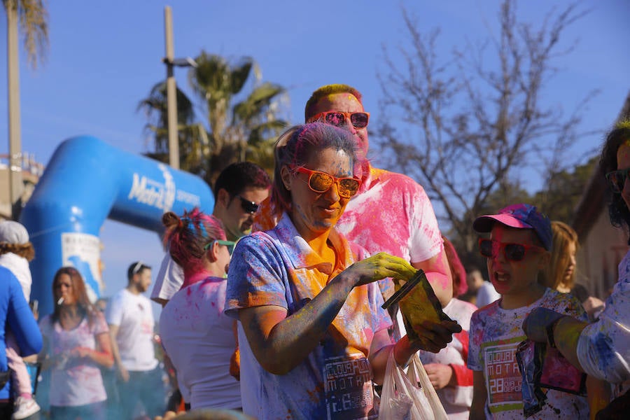 Han sido muchas las familias con niños que se han animado así a empezar el Día de Andalucía corriendo entre polvos de colores. En total, más de 4.000 personas