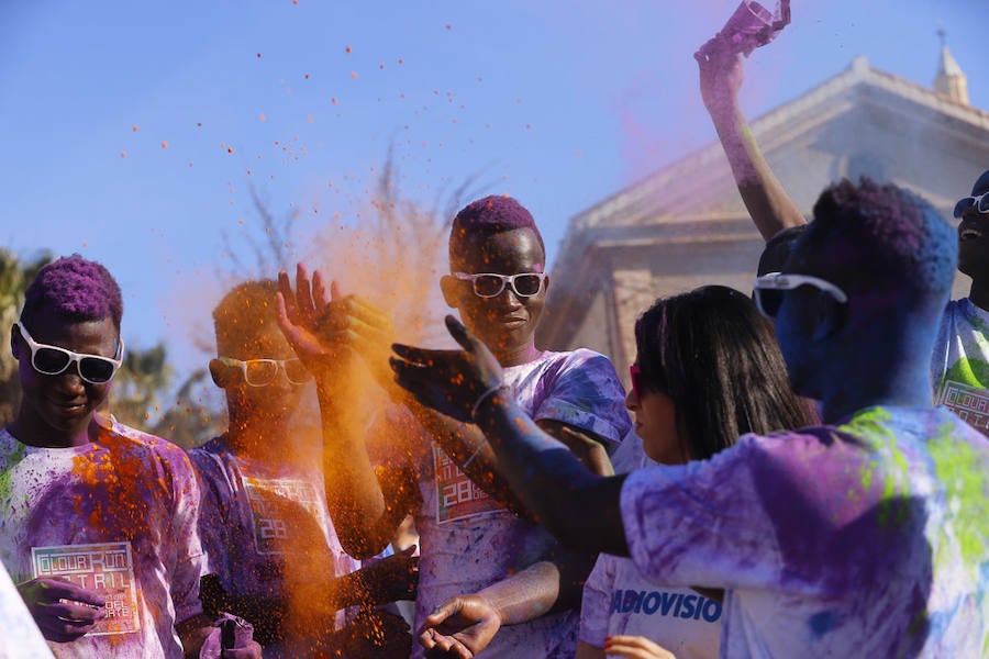 Han sido muchas las familias con niños que se han animado así a empezar el Día de Andalucía corriendo entre polvos de colores. En total, más de 4.000 personas