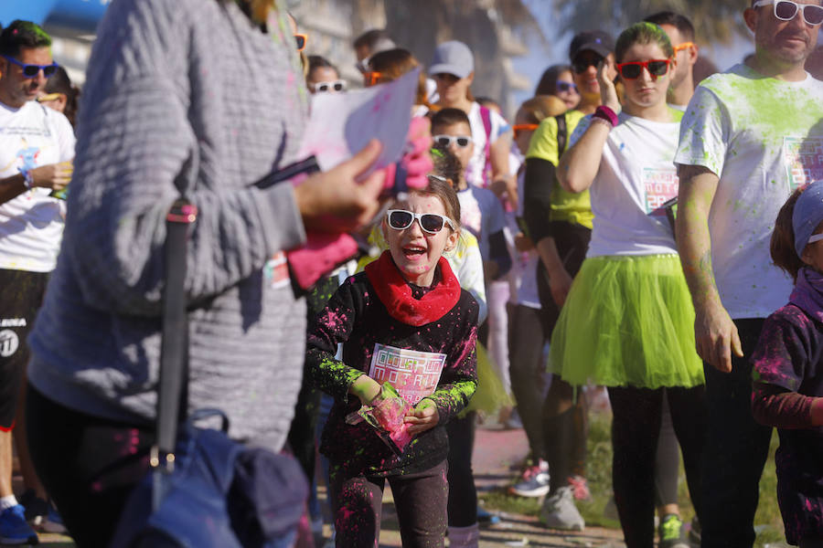 Han sido muchas las familias con niños que se han animado así a empezar el Día de Andalucía corriendo entre polvos de colores. En total, más de 4.000 personas