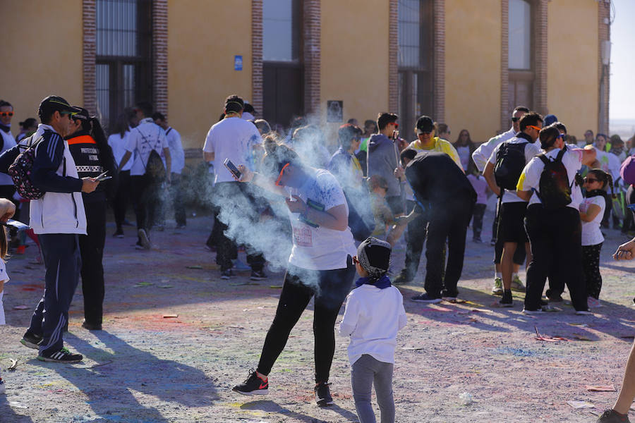 Han sido muchas las familias con niños que se han animado así a empezar el Día de Andalucía corriendo entre polvos de colores. En total, más de 4.000 personas