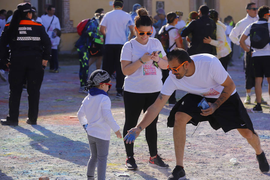 Han sido muchas las familias con niños que se han animado así a empezar el Día de Andalucía corriendo entre polvos de colores. En total, más de 4.000 personas