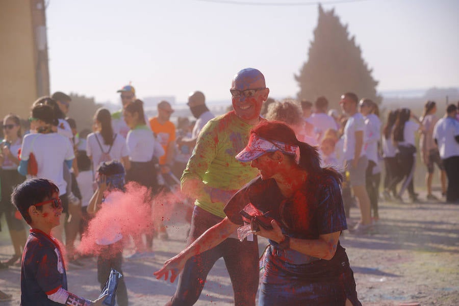 Han sido muchas las familias con niños que se han animado así a empezar el Día de Andalucía corriendo entre polvos de colores. En total, más de 4.000 personas