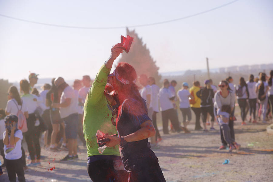 Han sido muchas las familias con niños que se han animado así a empezar el Día de Andalucía corriendo entre polvos de colores. En total, más de 4.000 personas