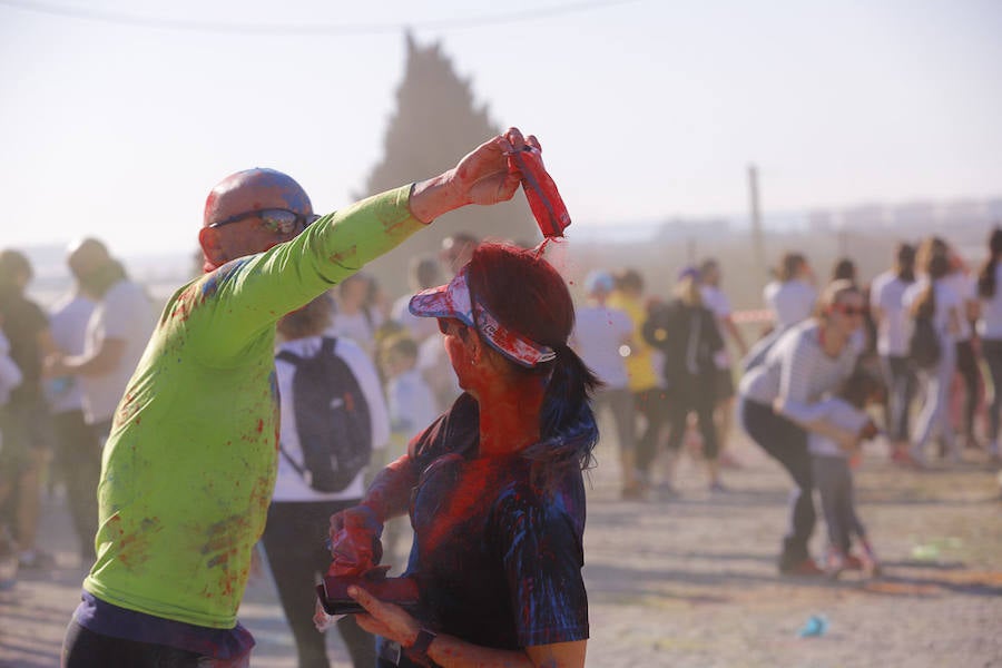 Han sido muchas las familias con niños que se han animado así a empezar el Día de Andalucía corriendo entre polvos de colores. En total, más de 4.000 personas