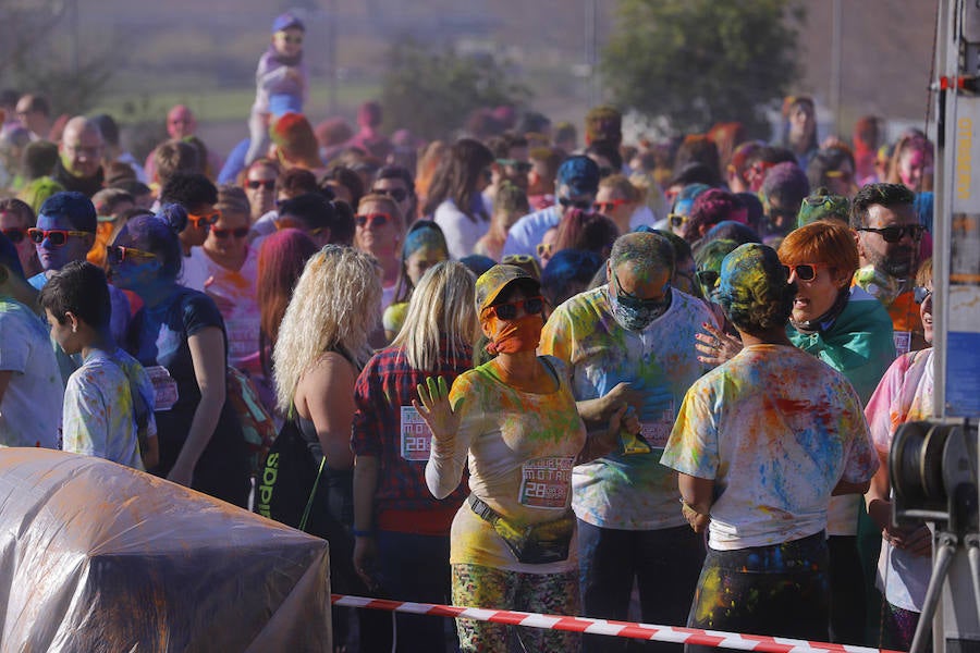 Han sido muchas las familias con niños que se han animado así a empezar el Día de Andalucía corriendo entre polvos de colores. En total, más de 4.000 personas