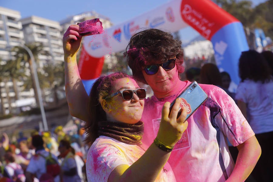 Han sido muchas las familias con niños que se han animado así a empezar el Día de Andalucía corriendo entre polvos de colores. En total, más de 4.000 personas