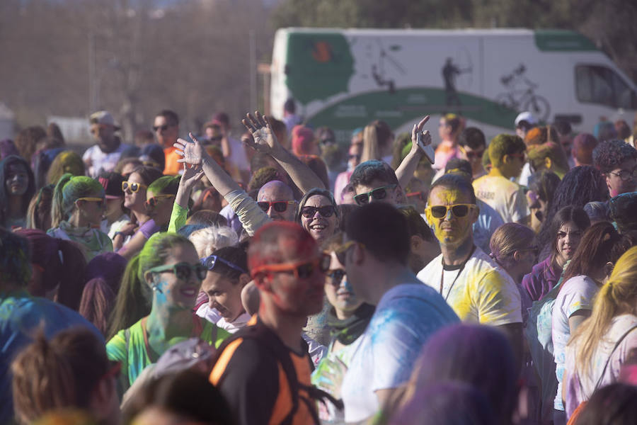 Han sido muchas las familias con niños que se han animado así a empezar el Día de Andalucía corriendo entre polvos de colores. En total, más de 4.000 personas