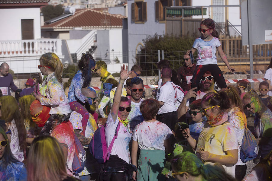 Han sido muchas las familias con niños que se han animado así a empezar el Día de Andalucía corriendo entre polvos de colores. En total, más de 4.000 personas