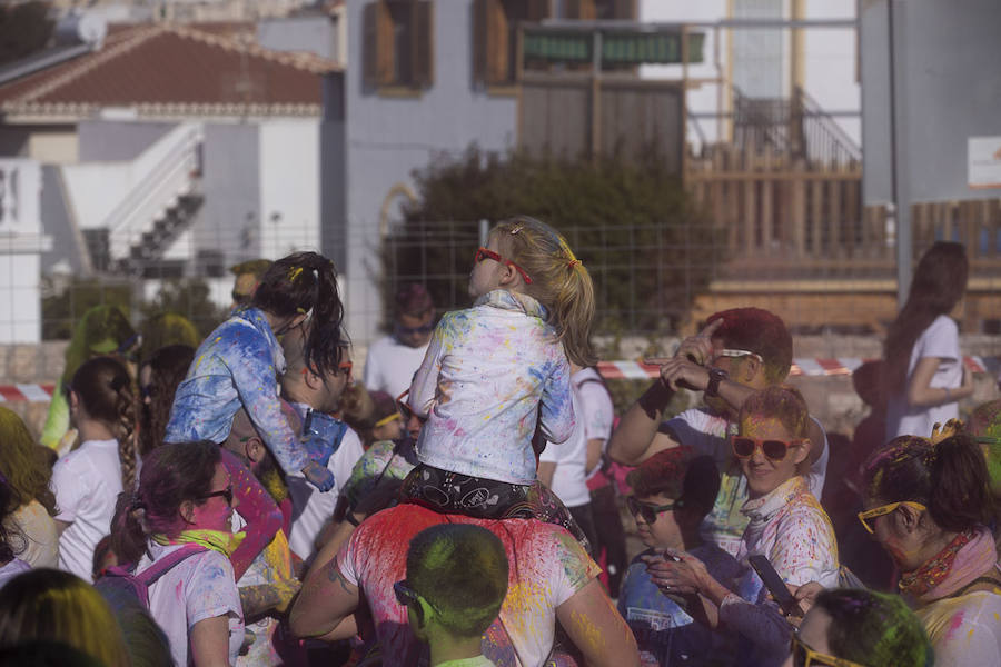 Han sido muchas las familias con niños que se han animado así a empezar el Día de Andalucía corriendo entre polvos de colores. En total, más de 4.000 personas