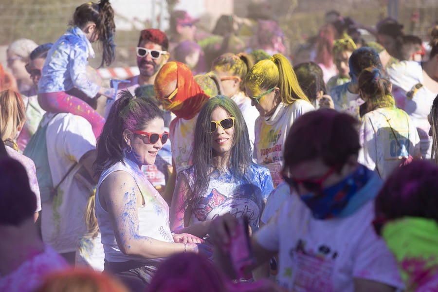 Han sido muchas las familias con niños que se han animado así a empezar el Día de Andalucía corriendo entre polvos de colores. En total, más de 4.000 personas