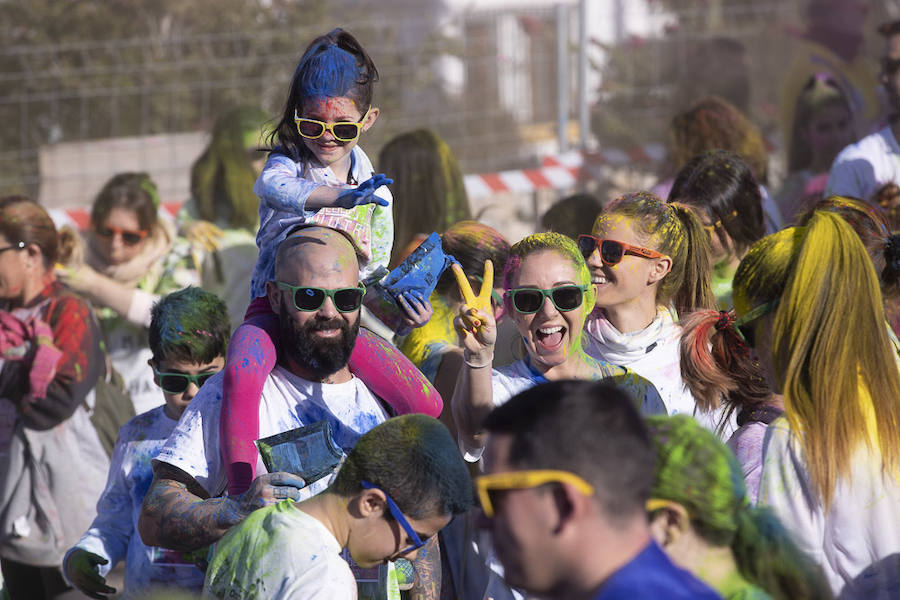 Han sido muchas las familias con niños que se han animado así a empezar el Día de Andalucía corriendo entre polvos de colores. En total, más de 4.000 personas